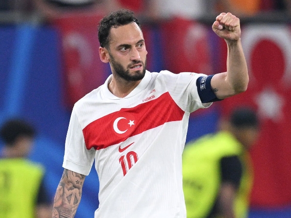 Fenerbahce Tawar Lagi Hakan Calhanoglu, Inter Bidik Douglas Luiz